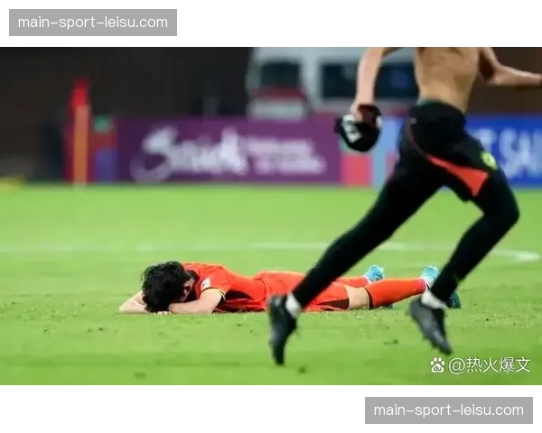 沙特中场技术粗糙，面对高强度逼抢时的一脚出球能力令人担忧